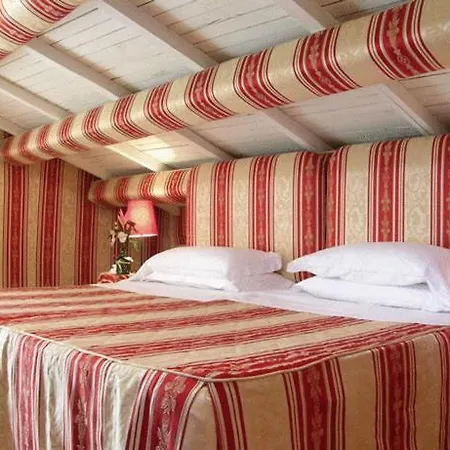 Hotel Relais Fontana Di Trevi 3*