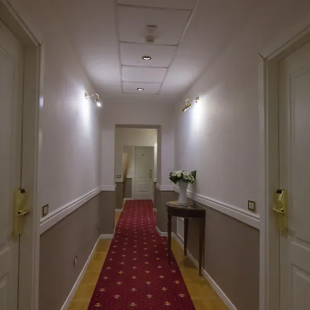 Relais Fontana Di Trevi Hotel 3*