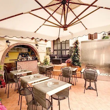 Relais Fontana Di Trevi 3*