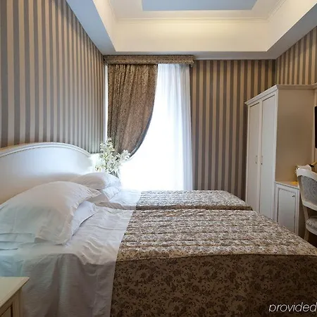 מלון Relais Fontana Di Trevi 3*
