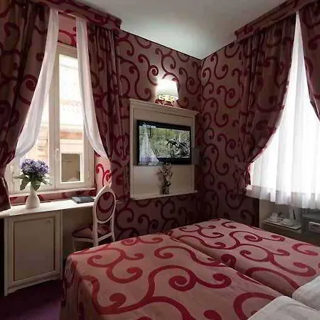 מלון Relais Fontana Di Trevi 3*