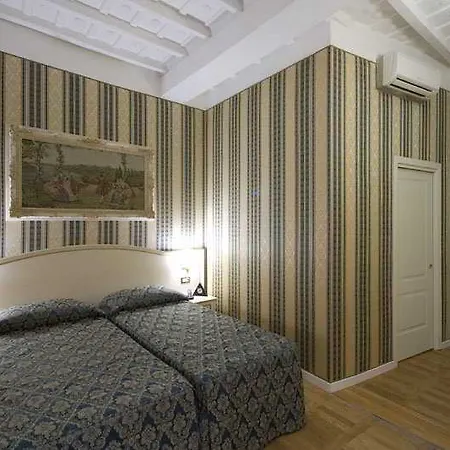 מלון Relais Fontana Di Trevi 3*